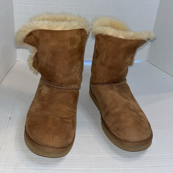 UGG Australia-8-chestnut brown classic comfy Cozy Sheepskin Boots button detail - Picture 2 of 15